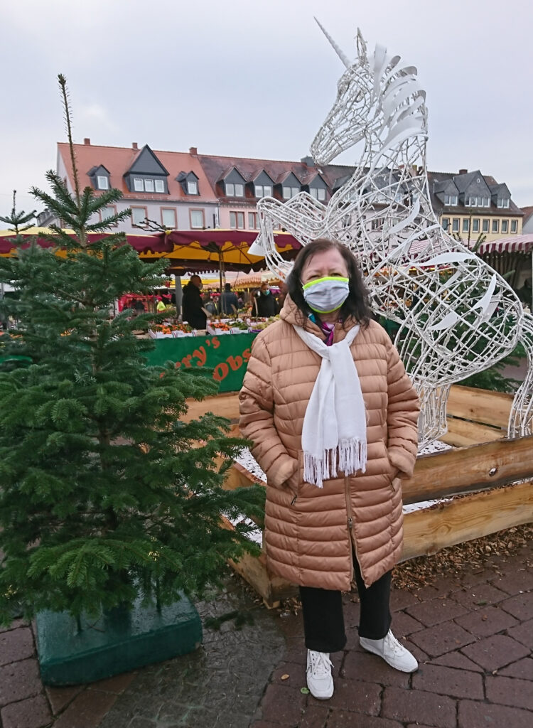 Auch auf dem Hanauer Wochenmarkt ist nicht alles ganz einfach für die gehörlose Maria Bauchova. Bild: privat